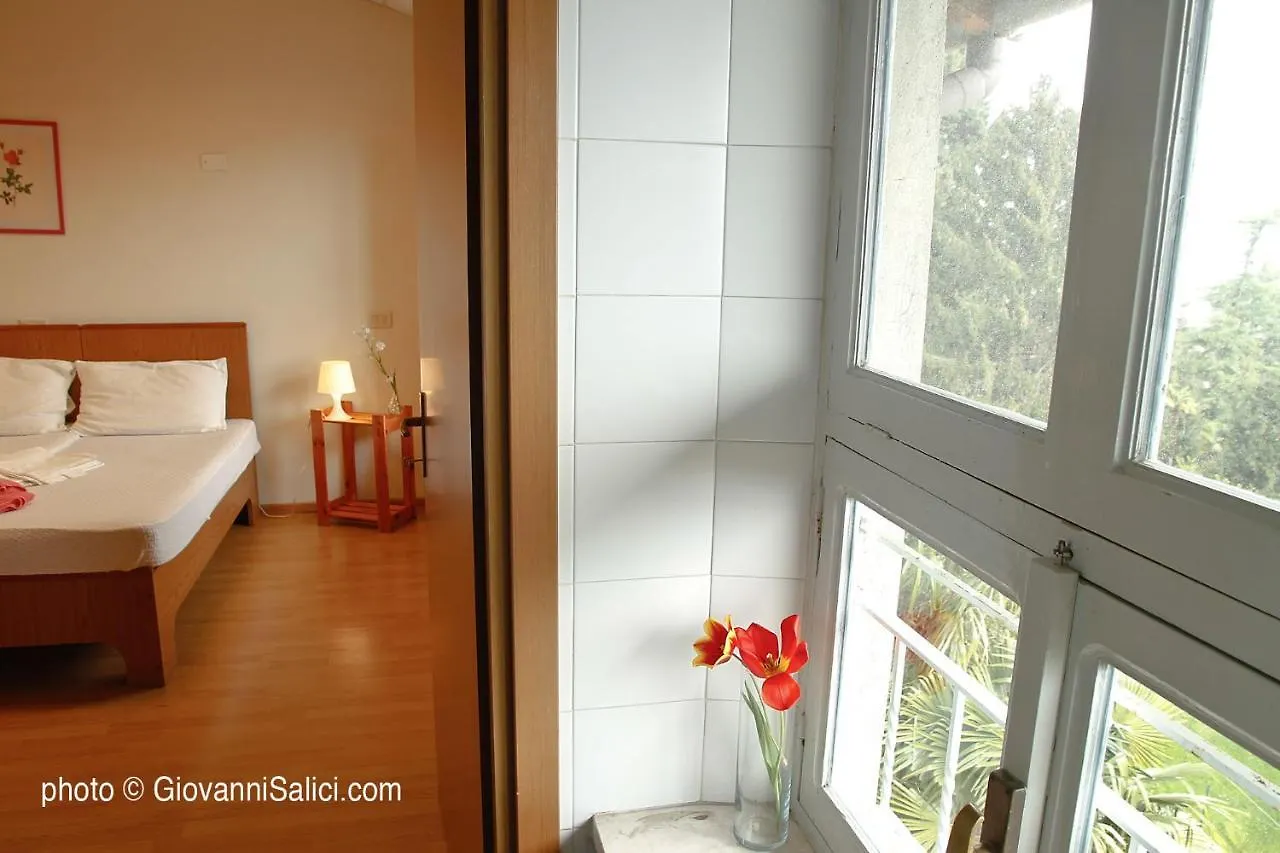 Santangela Hostel & Rooms Menaggio 0*,